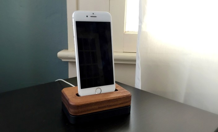 grovemade-iphone-6-dock-walnut