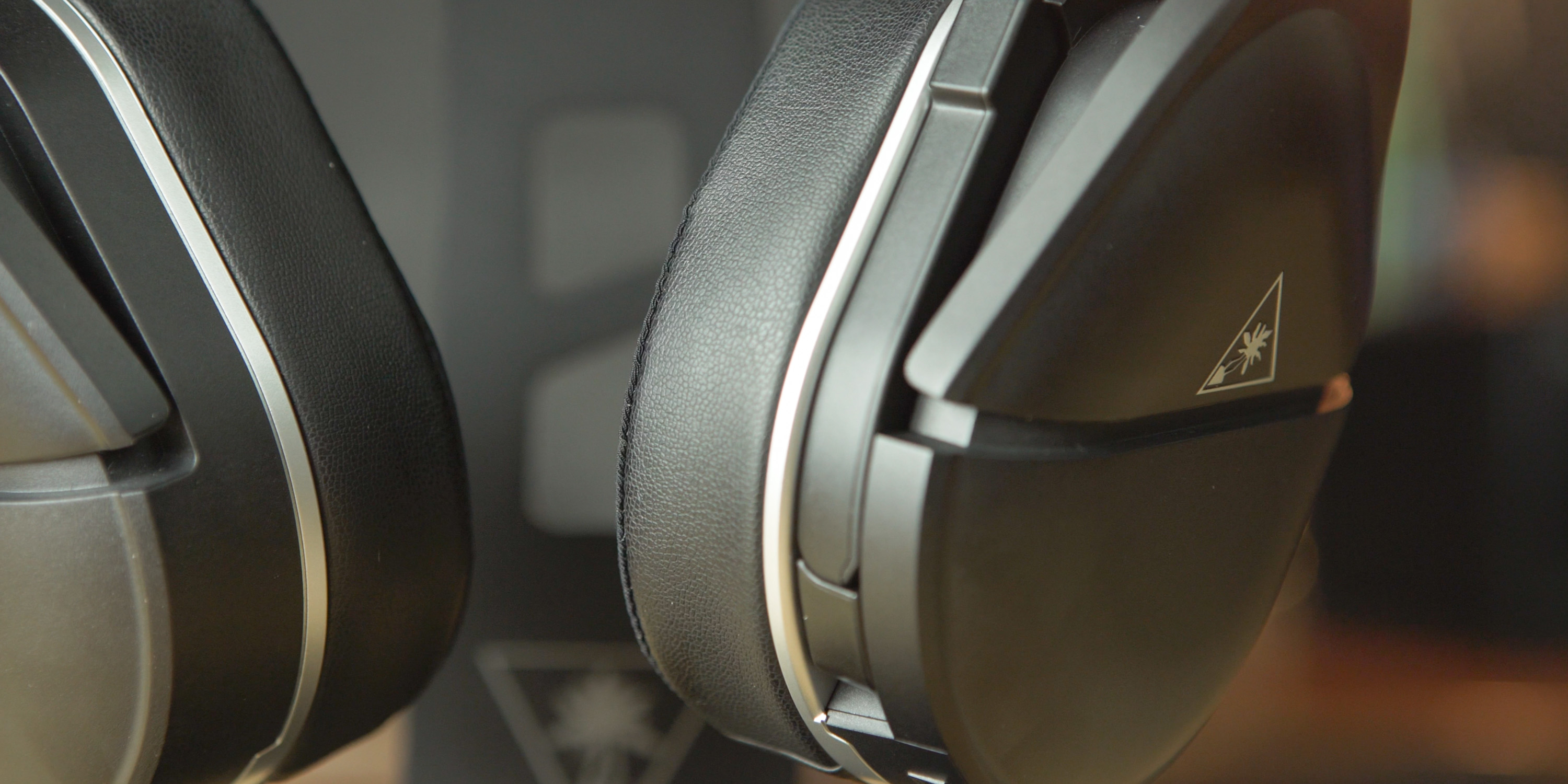 Close-up of how the microphone fits in the body of the earcup