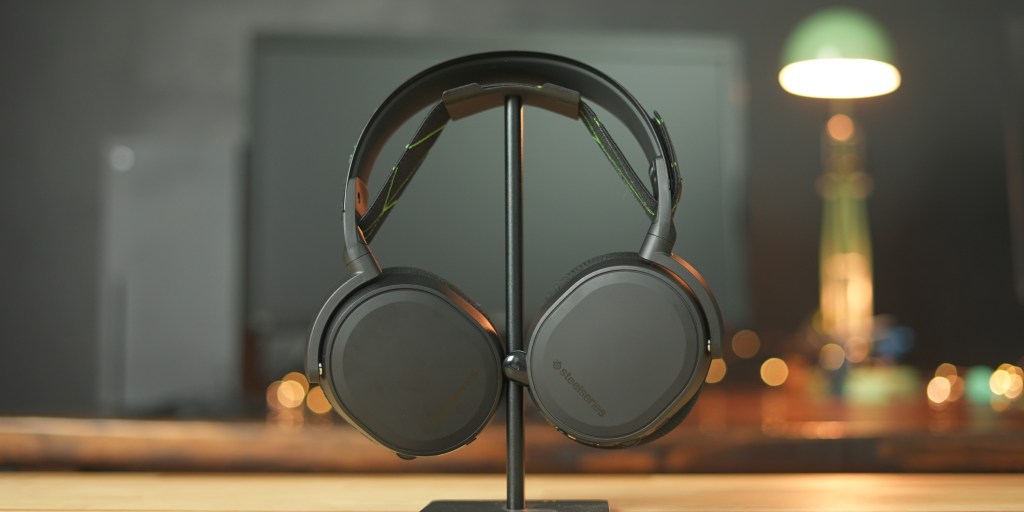 Arctis 7X on headphone stand