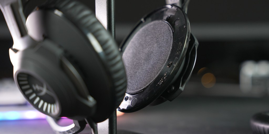The drivers on the Cloud Revolver deliver a huge soundstage with deep bass.