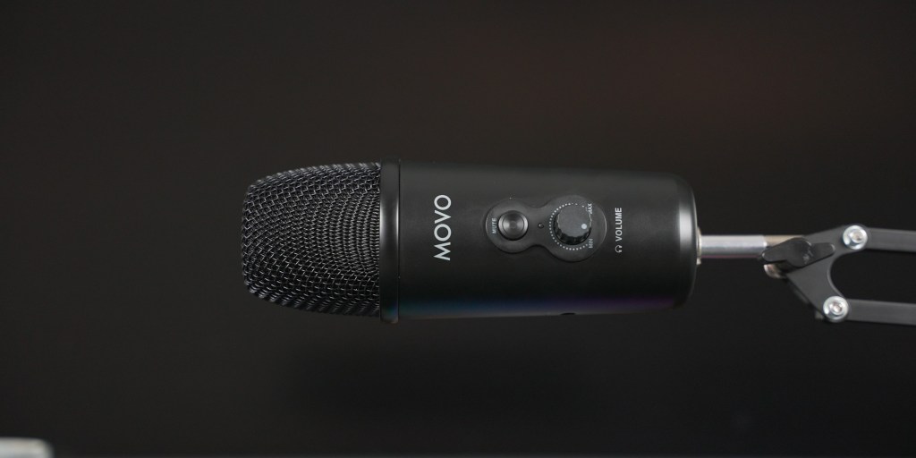 Movo UM700 mounted horizontal on a mic stand