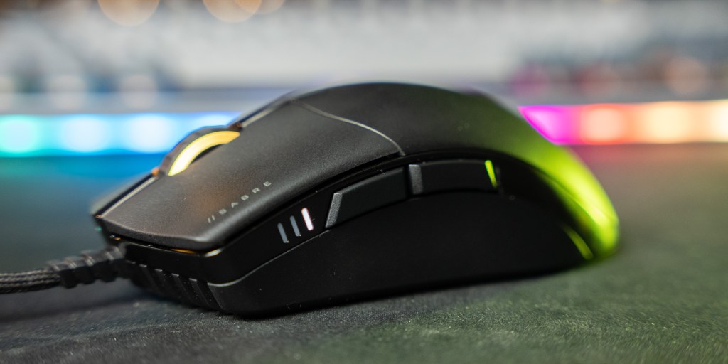 Three LED lights on the left side of the mouse signify the current DPI settings 
