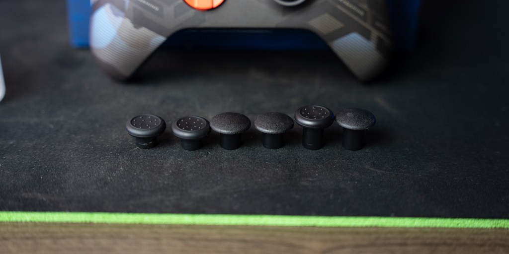 6 different interchangeable thumbsticks come with the HexGaming advance controller.